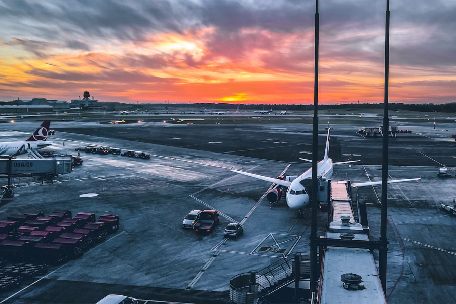 Ein Flughafen im Sonnenuntergang